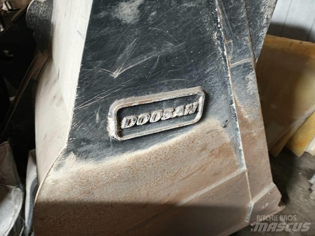 Doosan DL 320-7 輪胎式裝載機