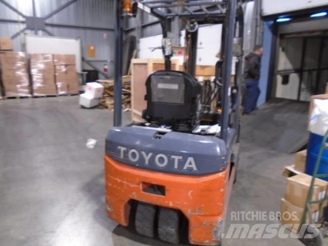 Toyota 8FBE20U 自走式堆積機
