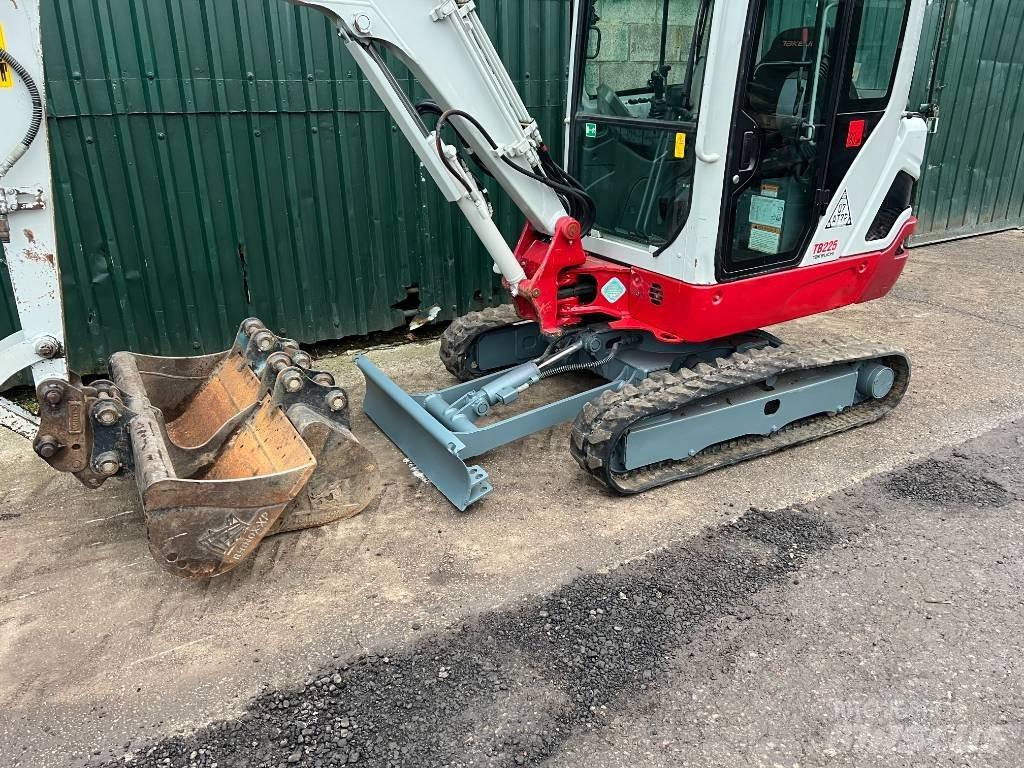 Takeuchi TB225 小型挖土機/掘鑿機<7t(小型挖掘機)