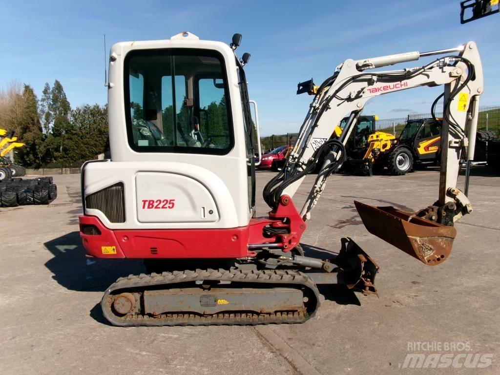 Takeuchi TB 225 小型挖土機/掘鑿機<7t(小型挖掘機)