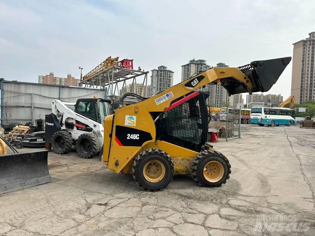 CAT 246 C 滑移轉向裝載機