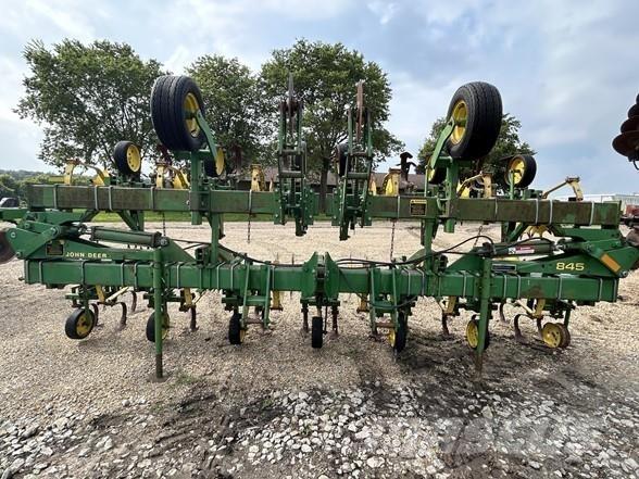 John Deere 845 行栽作物中耕機