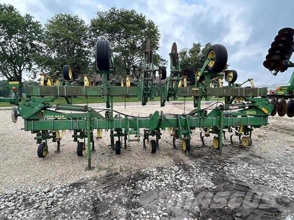John Deere 845 行栽作物中耕機