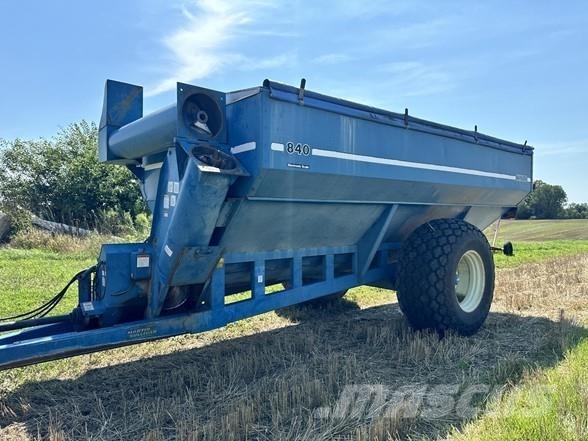 Kinze 840 運糧車