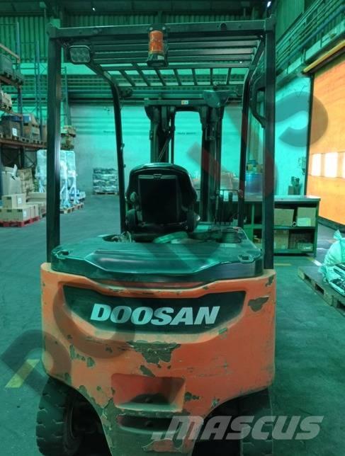 Doosan B 30 X-7 電動堆高機