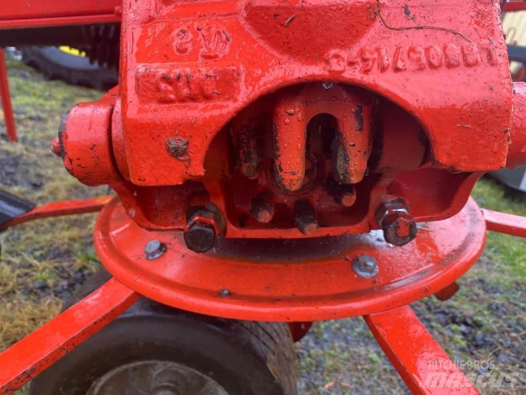 Kuhn GF8702 耙與翻草機