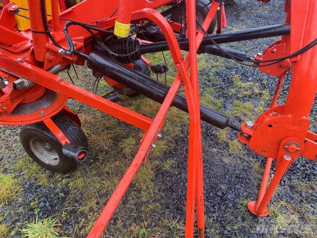 Kuhn GF8702 耙與翻草機