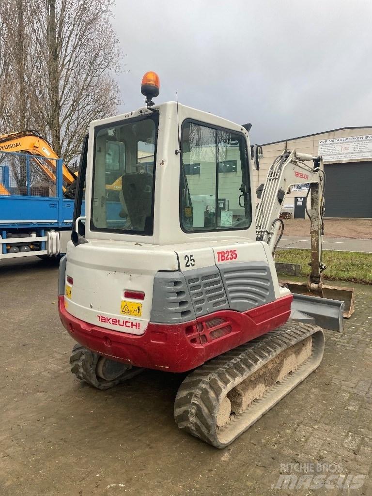 Takeuchi TB 235 小型挖土機/掘鑿機<7t(小型挖掘機)
