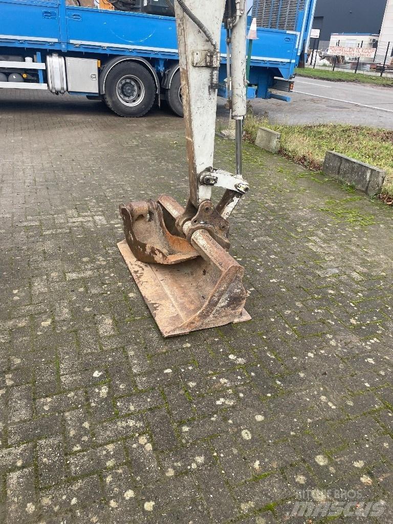 Takeuchi TB 235 小型挖土機/掘鑿機<7t(小型挖掘機)