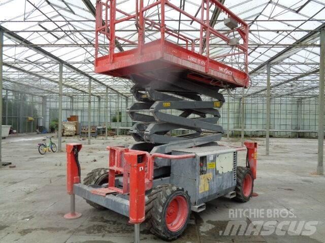 SkyJack SJ 6832 RT 剪式升降機