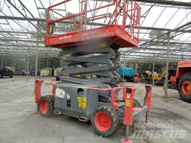 SkyJack SJ 6832 RT 剪式升降機