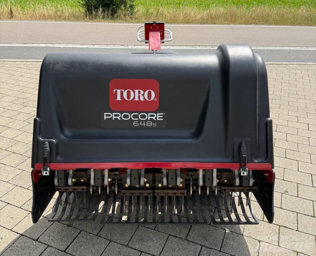 Toro ProCore 648S 通風機和垂直割草機