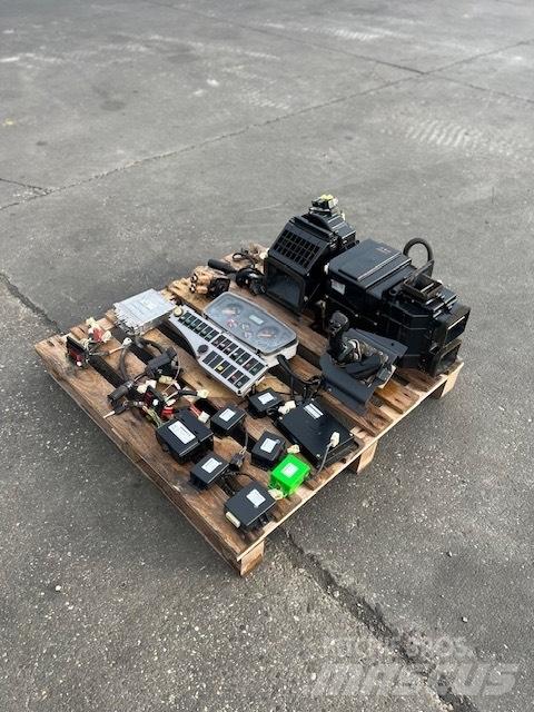 Doosan DL 400 電子設備