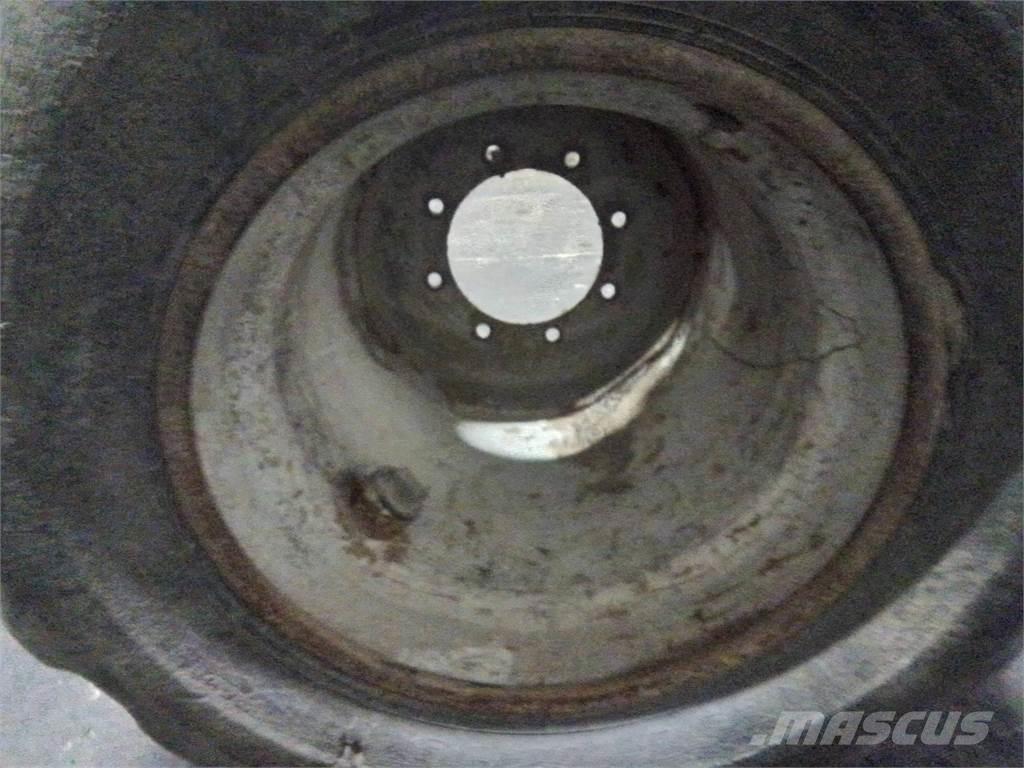 Valmet 820 24x22,5 輪胎、車輪和輪圈