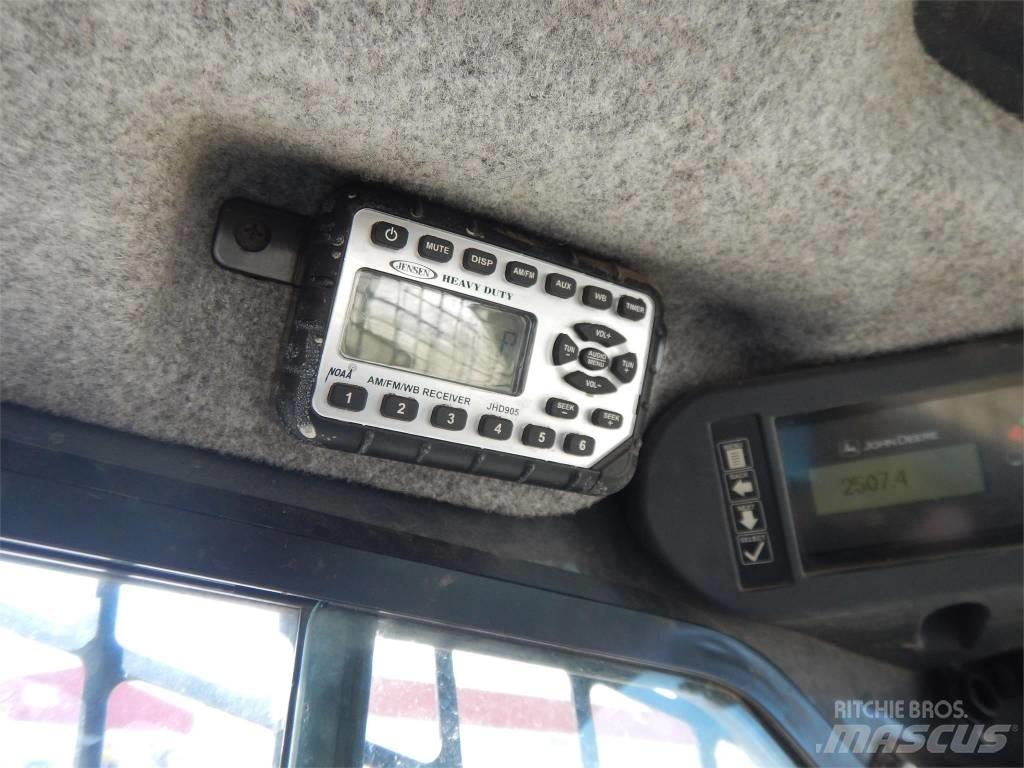John Deere 323E 滑移轉向裝載機