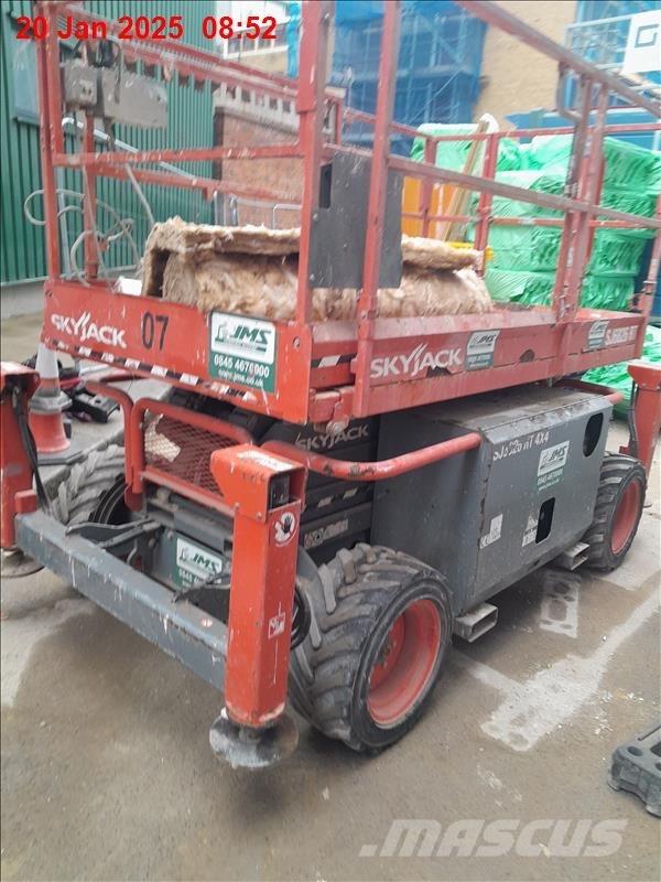 SkyJack 6832 RT 剪式升降機