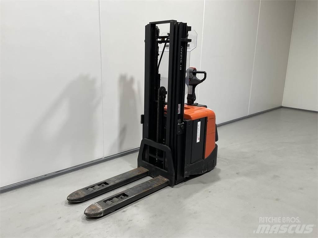 BT SPE125L 自走式堆積機