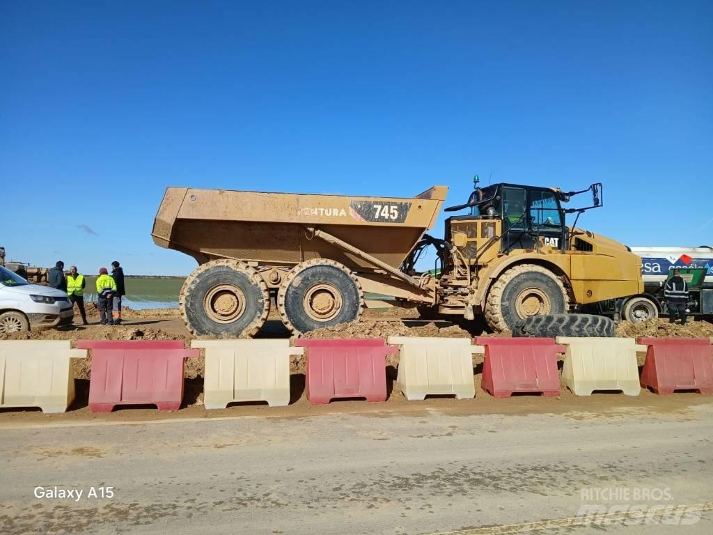 CAT 745 鉸接式起吊車