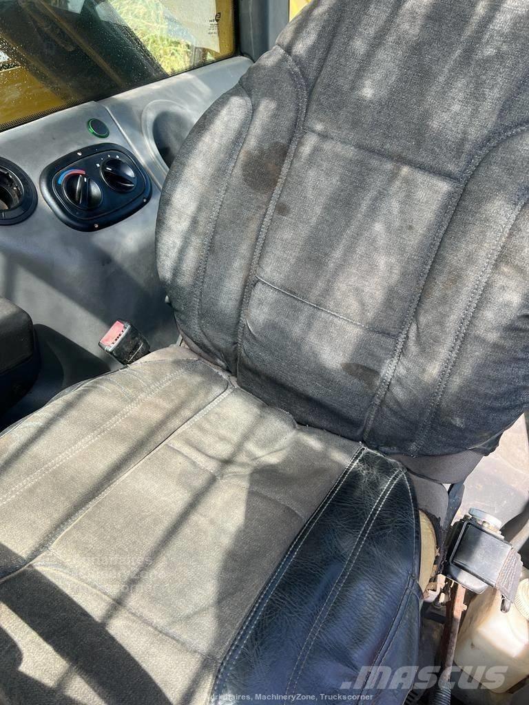 New Holland LM 1445 伸縮臂操作車