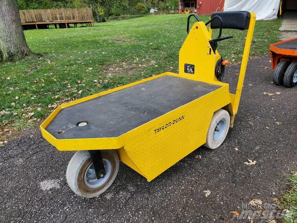 Taylor-Dunn SC090 牽引車