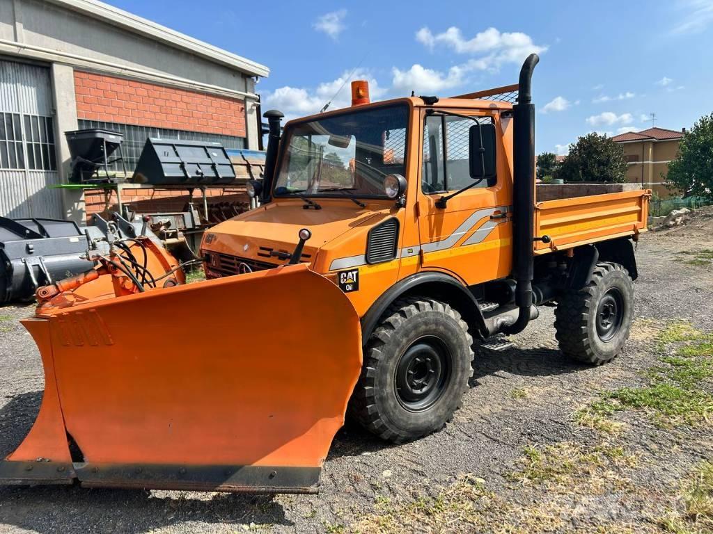 Mercedes-Benz unimog 貨箱式卡車