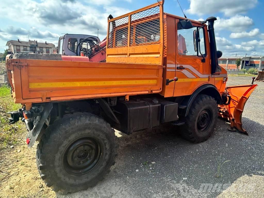 Mercedes-Benz unimog 貨箱式卡車