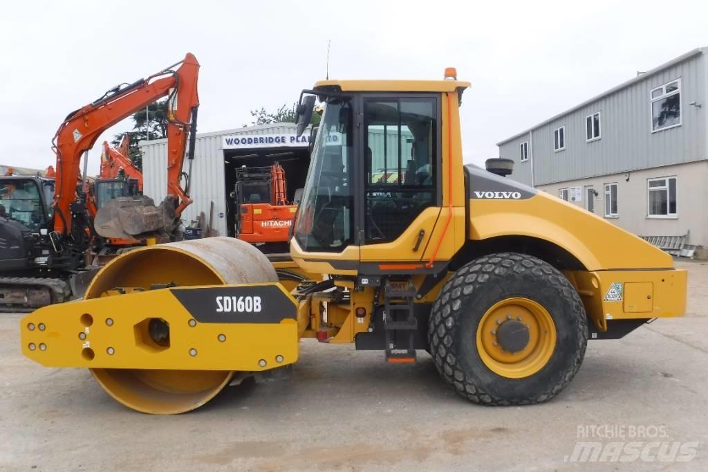 Volvo SD 160 B 膠輪滾壓機