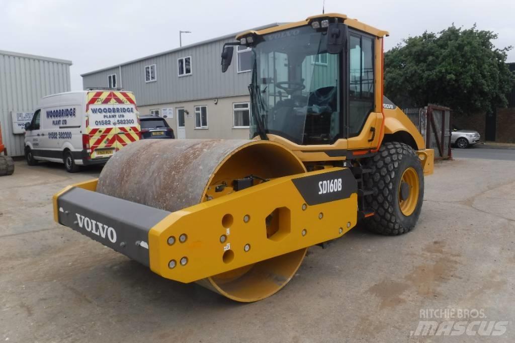 Volvo SD 160 B 膠輪滾壓機