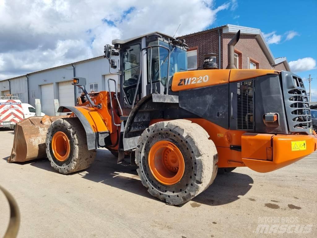Hitachi ZW 220 輪胎式裝載機