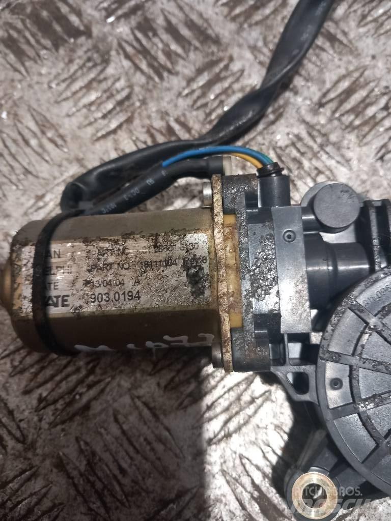 MAN TGA 81286016130 駕駛室與內部