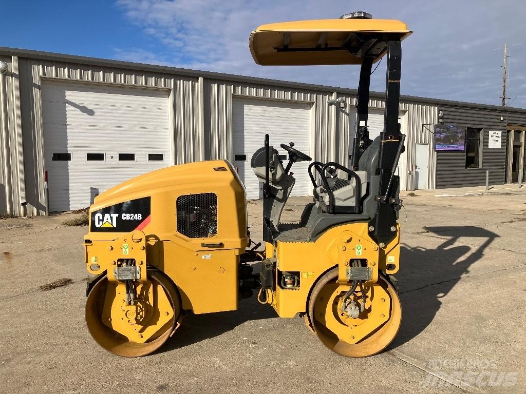 CAT CB 24 B 雙輪滾壓機