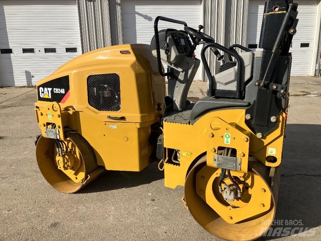 CAT CB 24 B 雙輪滾壓機