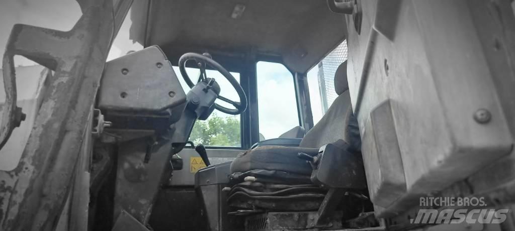 Komatsu HM 300-2 鉸接式起吊車