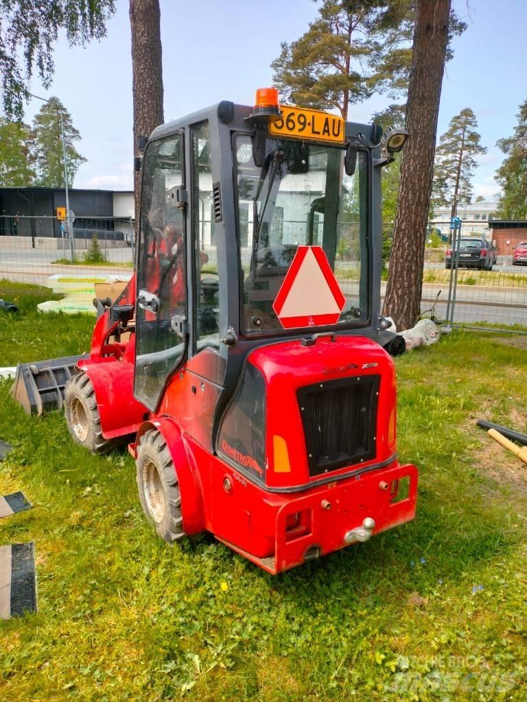 QuattroX 810 小型裝載機