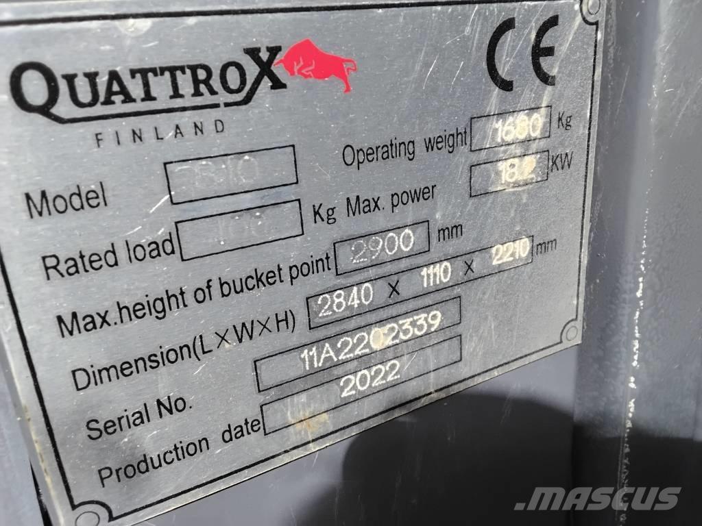 QuattroX 810 小型裝載機