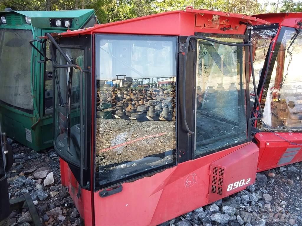 Valmet 890.2 駕駛室與內部