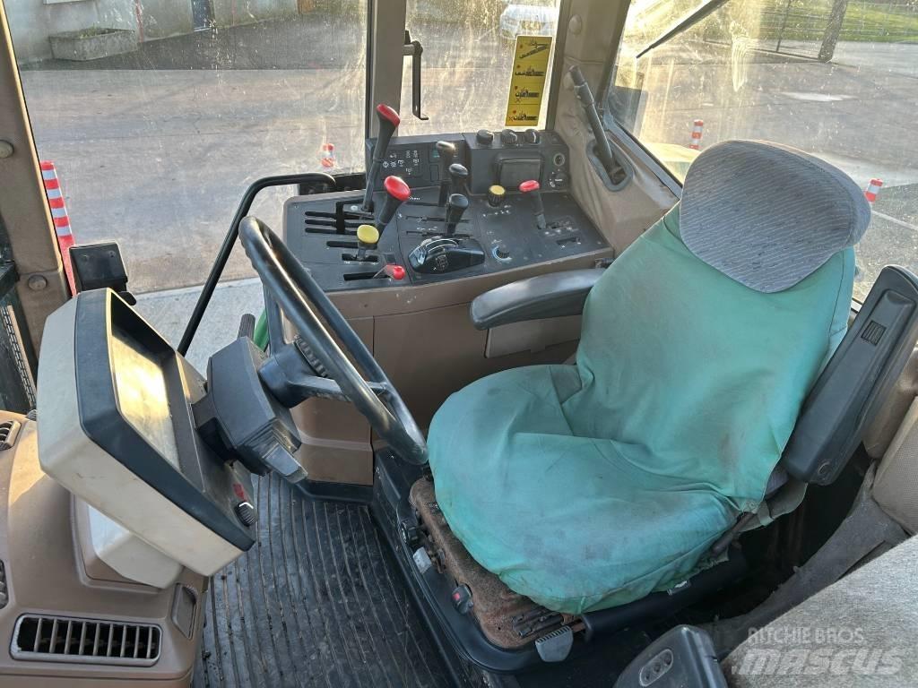 John Deere 6800 曳引機