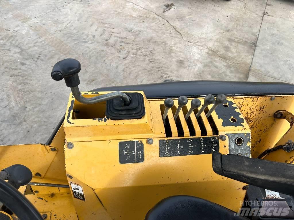 John Deere 210 LE 前端裝載機和挖掘機