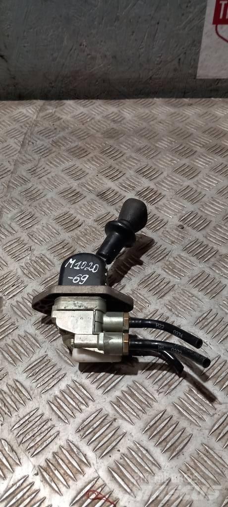 MAN TGA  81523156171 駕駛室與內部