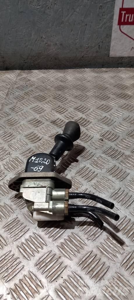 MAN TGA  81523156171 駕駛室與內部