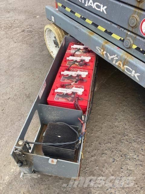 SkyJack SJ III 3226 剪式升降機