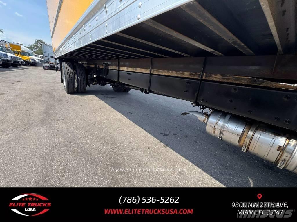 Freightliner M106 貨箱式卡車