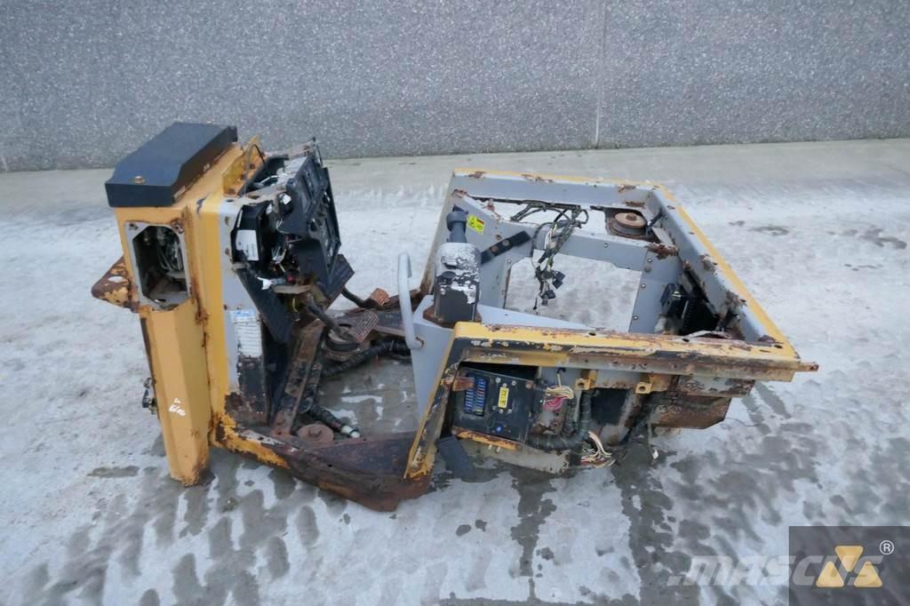 CAT 220-2800 駕駛室與內部