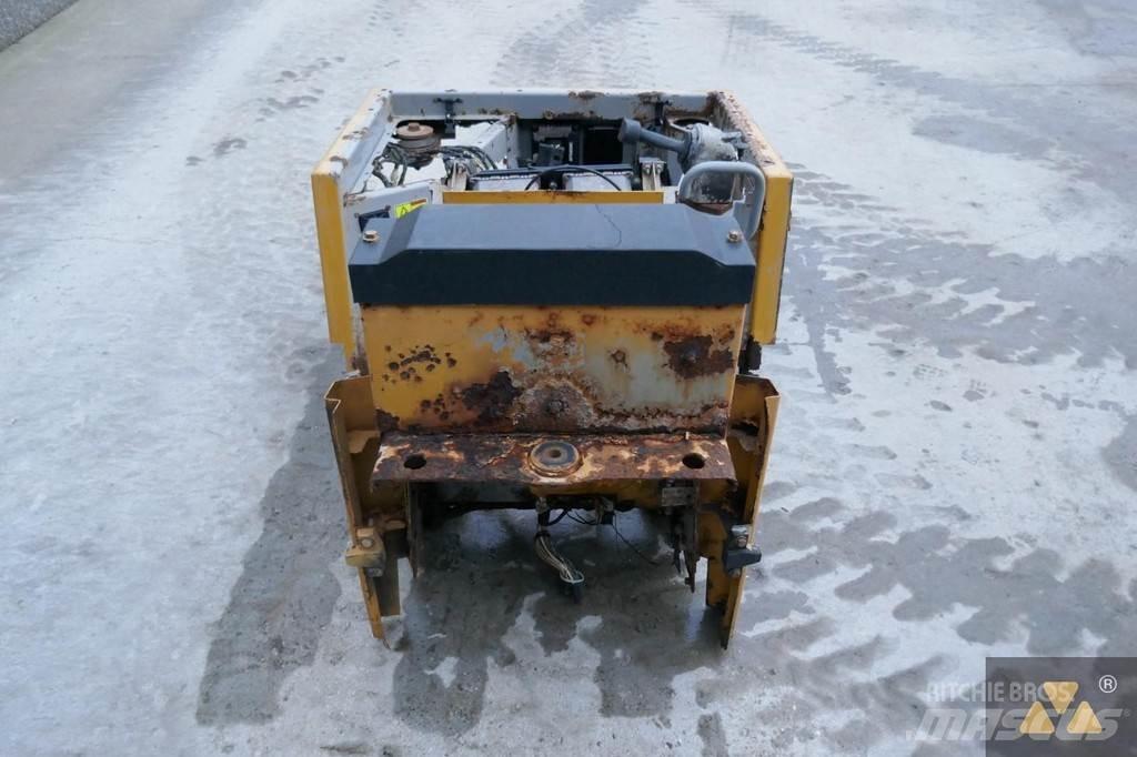 CAT 220-2800 駕駛室與內部
