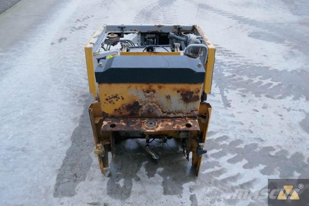 CAT 220-2800 駕駛室與內部