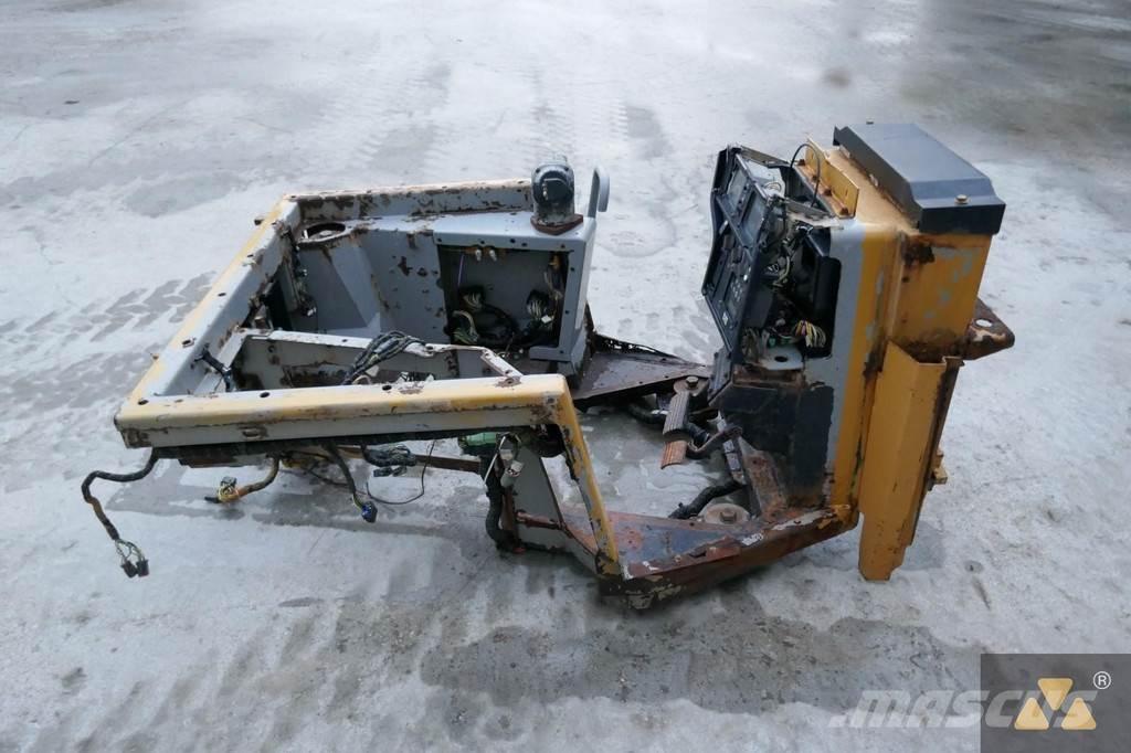 CAT 220-2800 駕駛室與內部