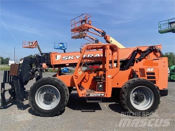 SkyTrak 10054 伸縮臂操作車