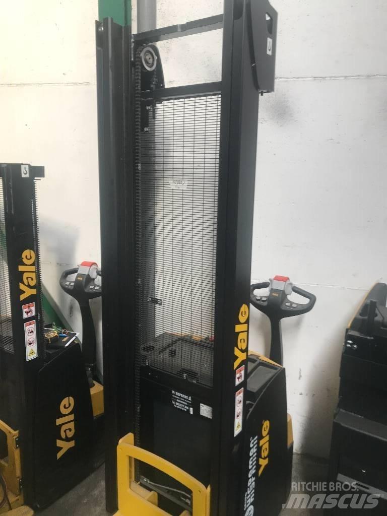 Yale MS16 自走式堆積機