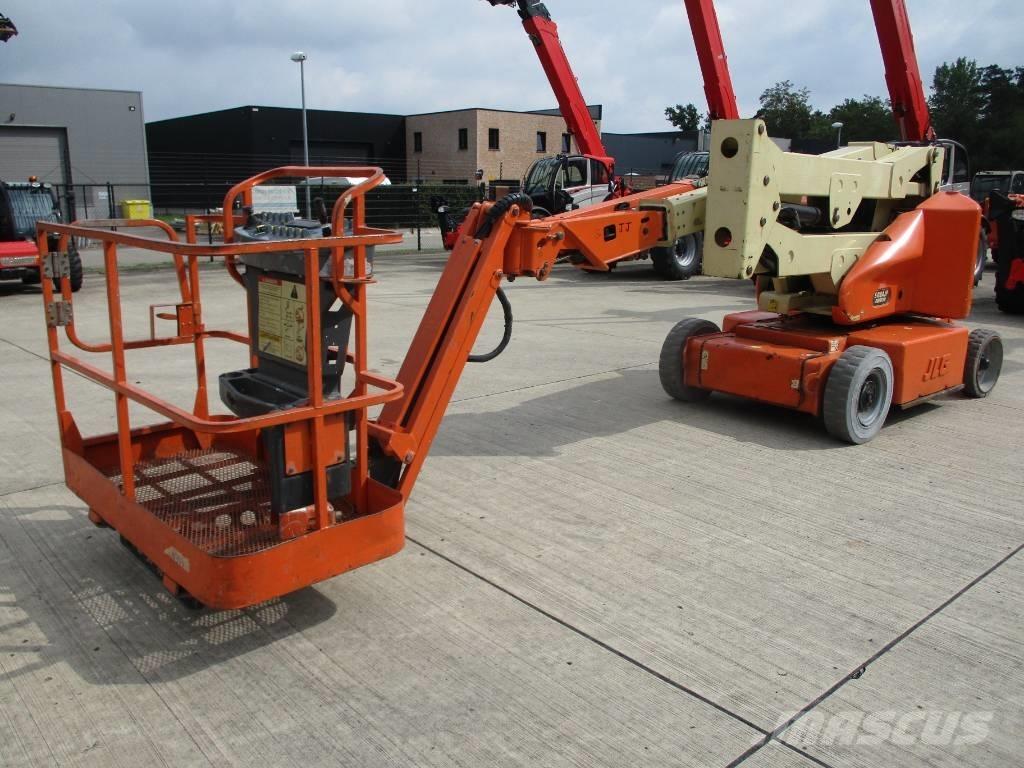 JLG E400 AJPN (048) 緊湊型自走式伸縮臂式升降機