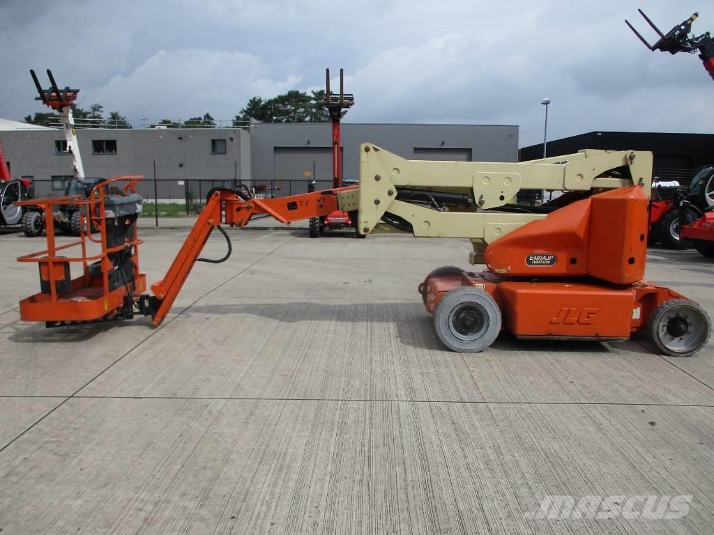 JLG E400 AJPN (048) 緊湊型自走式伸縮臂式升降機